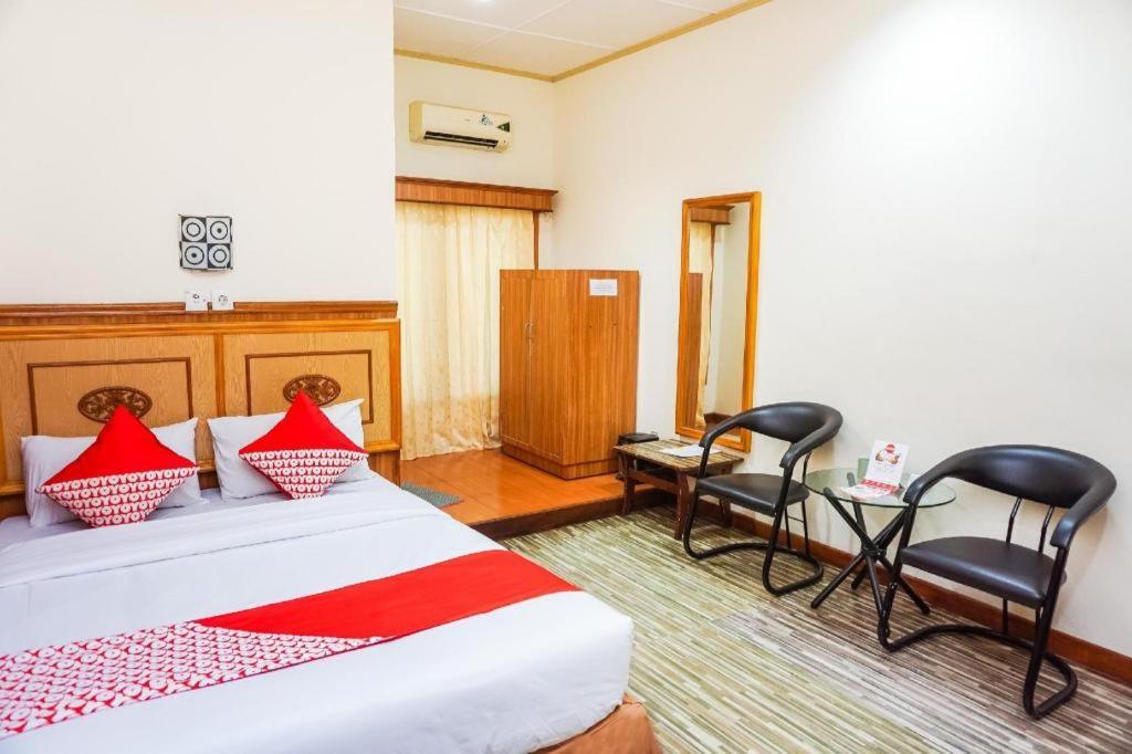 Oyo 375 Hotel Bougenville Syariah Паданг Екстериор снимка